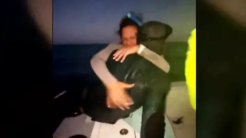Una madre rescata a su hijo tras varias horas a la deriva Una madre rescata a su hijo tras varias horas a la deriva