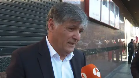 Toni Nadal habla para el micrófono de Antena 3 Toni Nadal habla para el micrófono de Antena 3