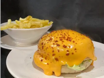 La hamburguesa con el queso por fuera creada en Ourense La hamburguesa con el queso por fuera creada en Ourense