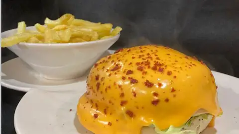 La hamburguesa con el queso por fuera creada en Ourense La hamburguesa con el queso por fuera creada en Ourense