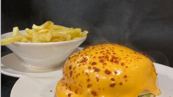 La hamburguesa con el queso por fuera creada en Ourense La hamburguesa con el queso por fuera creada en Ourense