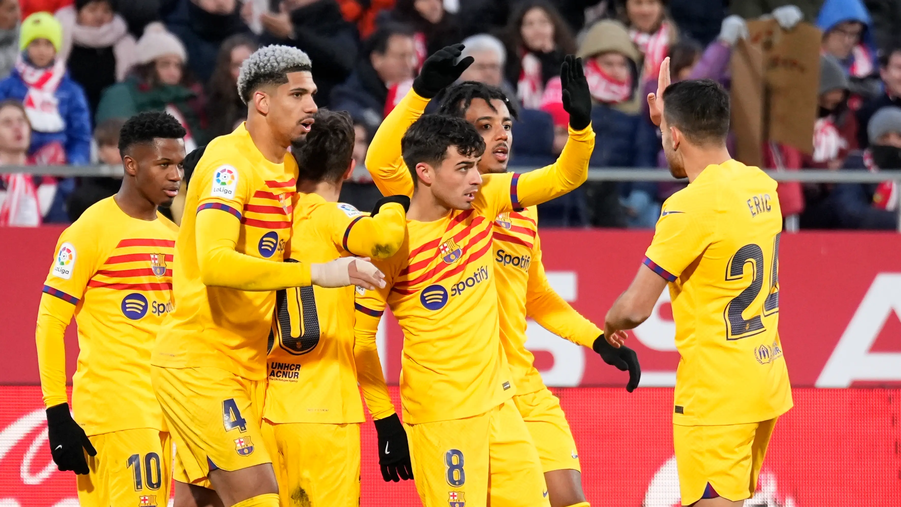 Los jugadores del Barcelona celebran el tanto de Pedri en Montilivi