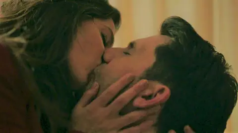 Ilgaz y Ceylin por fin se dejan llevar y… ¡se besan apasionadamente! Ilgaz y Ceylin por fin se dejan llevar y… ¡se besan apasionadamente!