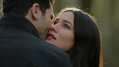 Ceylin, a punto de besar a Ilgaz, se queda muy sorprendida con su reacción: “¿Me acabas de rechazar?” Ceylin, a punto de besar a Ilgaz, se queda muy sorprendida con su reacción: “¿Me acabas de rechazar?”