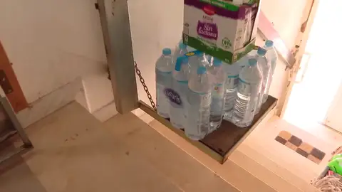 Crea un ascensor para que su mujer y su suegra salgan a la calle Crea un ascensor para que su mujer y su suegra salgan a la calle