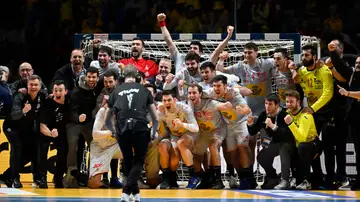 Los jugadores españoles celebran el bronce conseguido en el Mundial ante Suecia