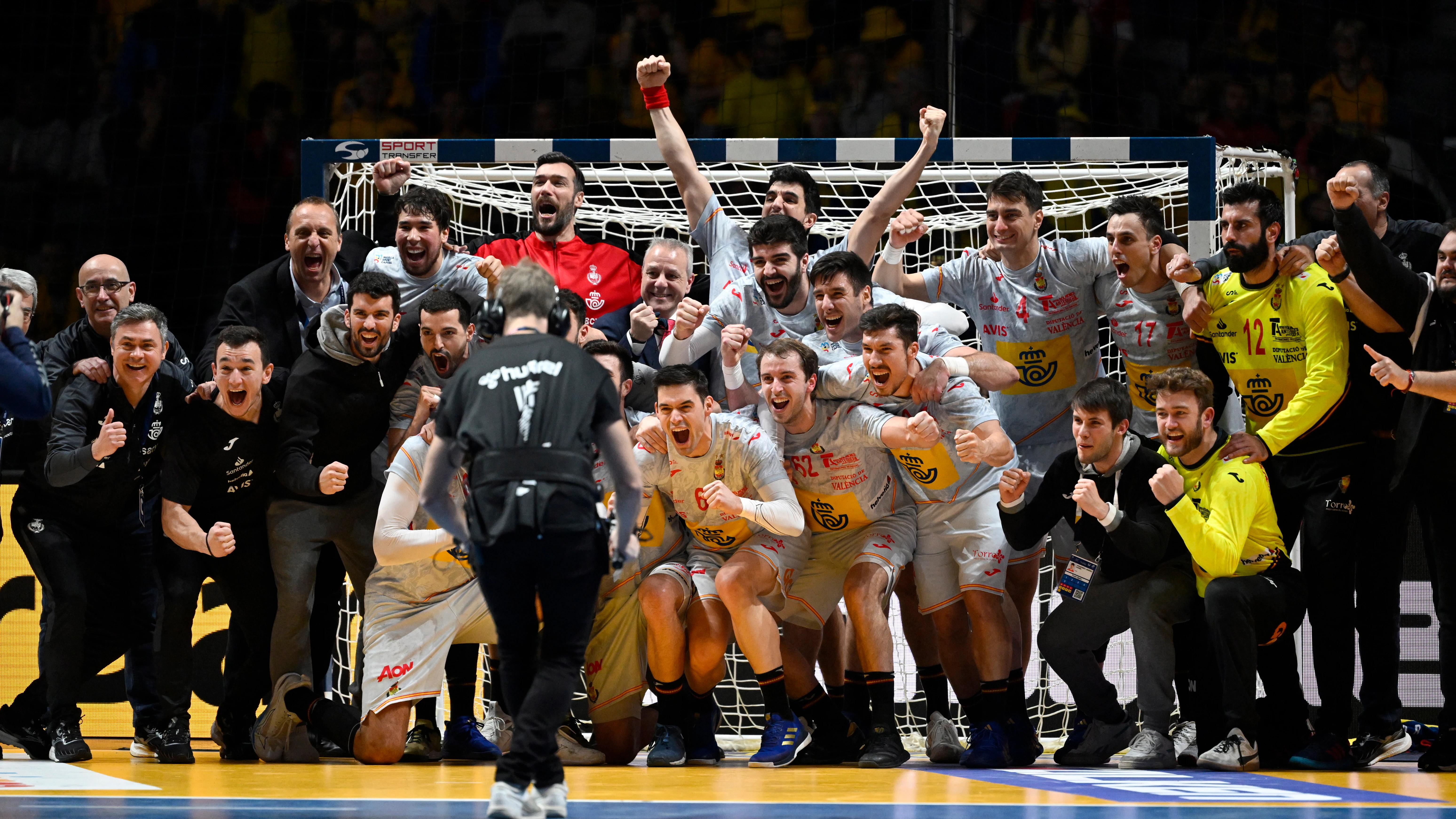 Los jugadores espa&ntilde;oles celebran el bronce conseguido en el Mundial ante Suecia