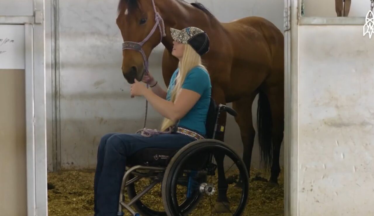 Amberley quedó paralítica tras caerse de un caballo