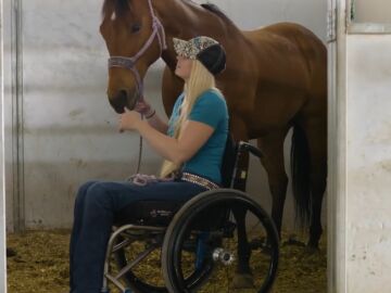 Amberley quedó paralítica tras caerse de un caballo