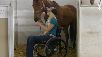 Amberley quedó paralítica tras caerse de un caballo Amberley quedó paralítica tras caerse de un caballo