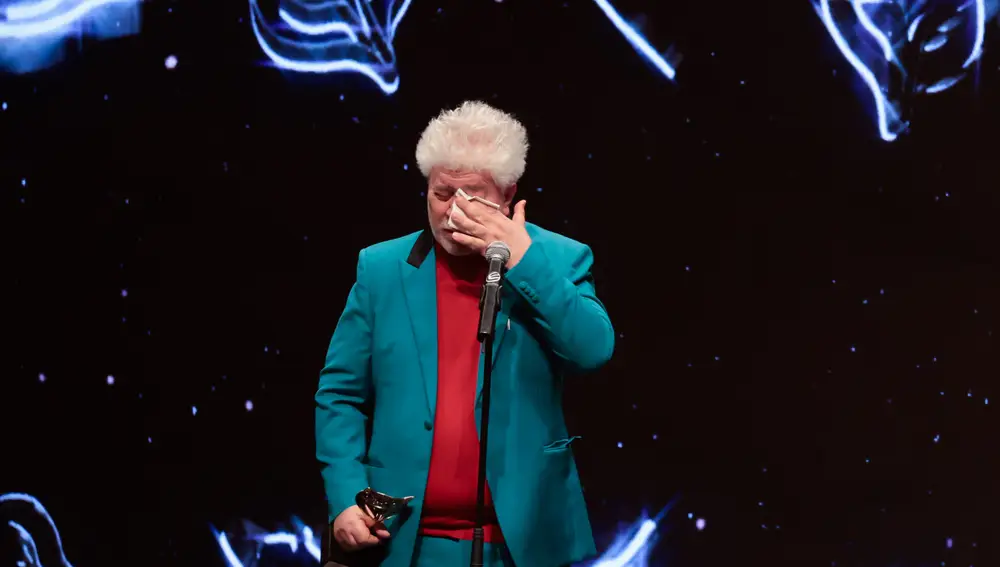 Pedro Almodóvar llorando en los premios Feroz