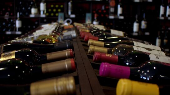 Imagen de archivo de varias botellas de vino