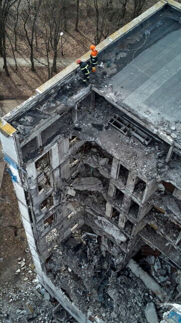 Equipos de rescate ucranianos limpian los escombros de los edificios residenciales dañados por los misiles rusos