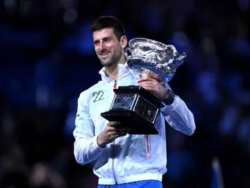Novak Djokovic posa con el trofeo del Open de Australia Novak Djokovic posa con el trofeo del Open de Australia