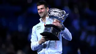 Novak Djokovic posa con el trofeo del Open de Australia