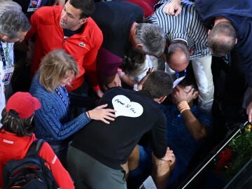 Novak Djokovic rodeado de su familia y equipo