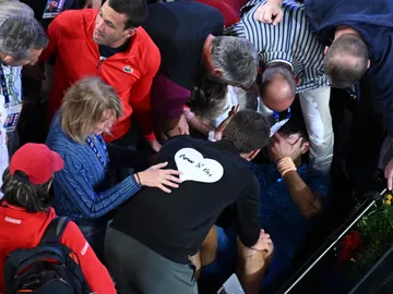 Novak Djokovic rodeado de su familia y equipo Novak Djokovic rodeado de su familia y equipo