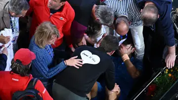 Novak Djokovic rodeado de su familia y equipo Novak Djokovic rodeado de su familia y equipo