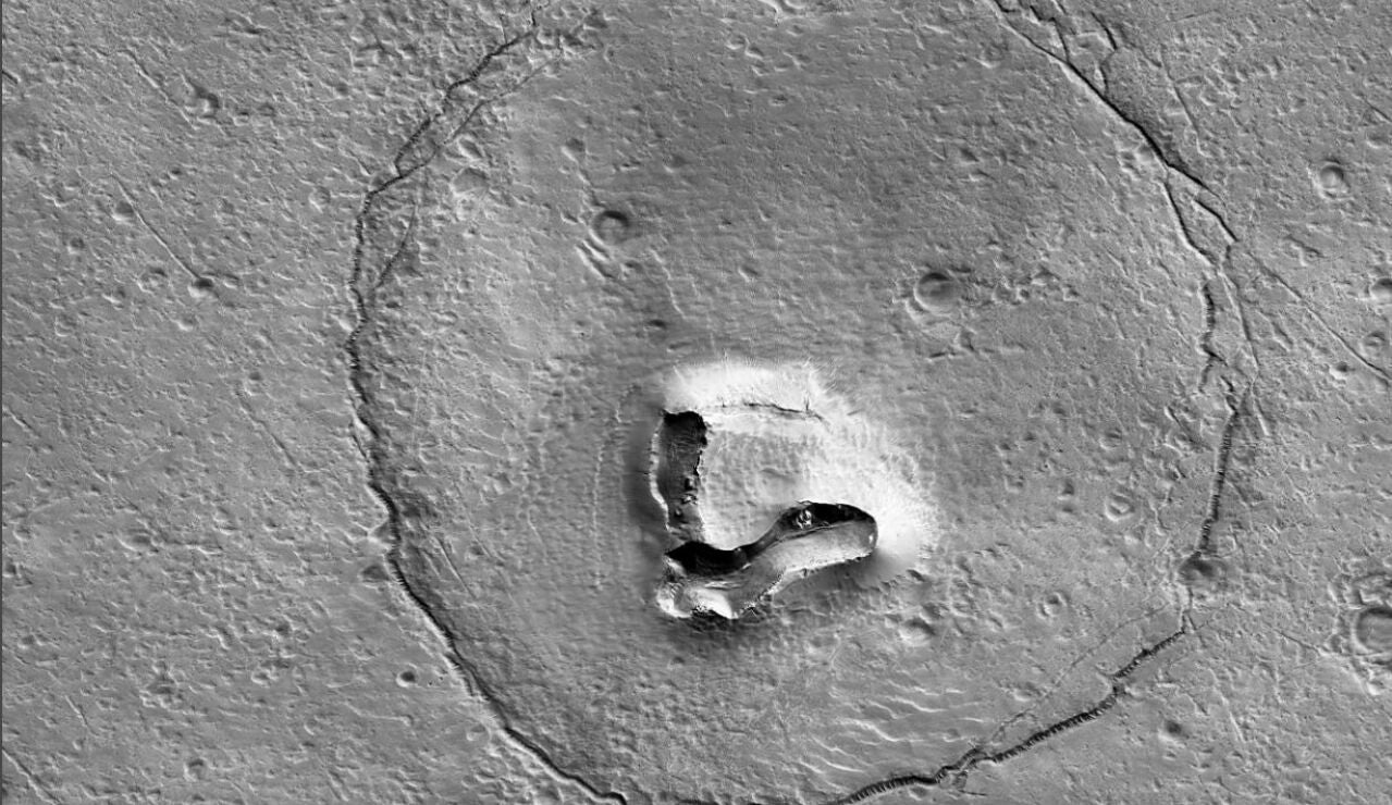 La NASA descubre un la cara de un oso en Marte