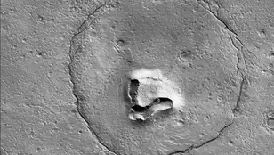 La NASA descubre un la cara de un oso en Marte