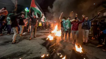 Palestinos celebrando este viernes tras el ataque en una sinagoga en Jerusalén