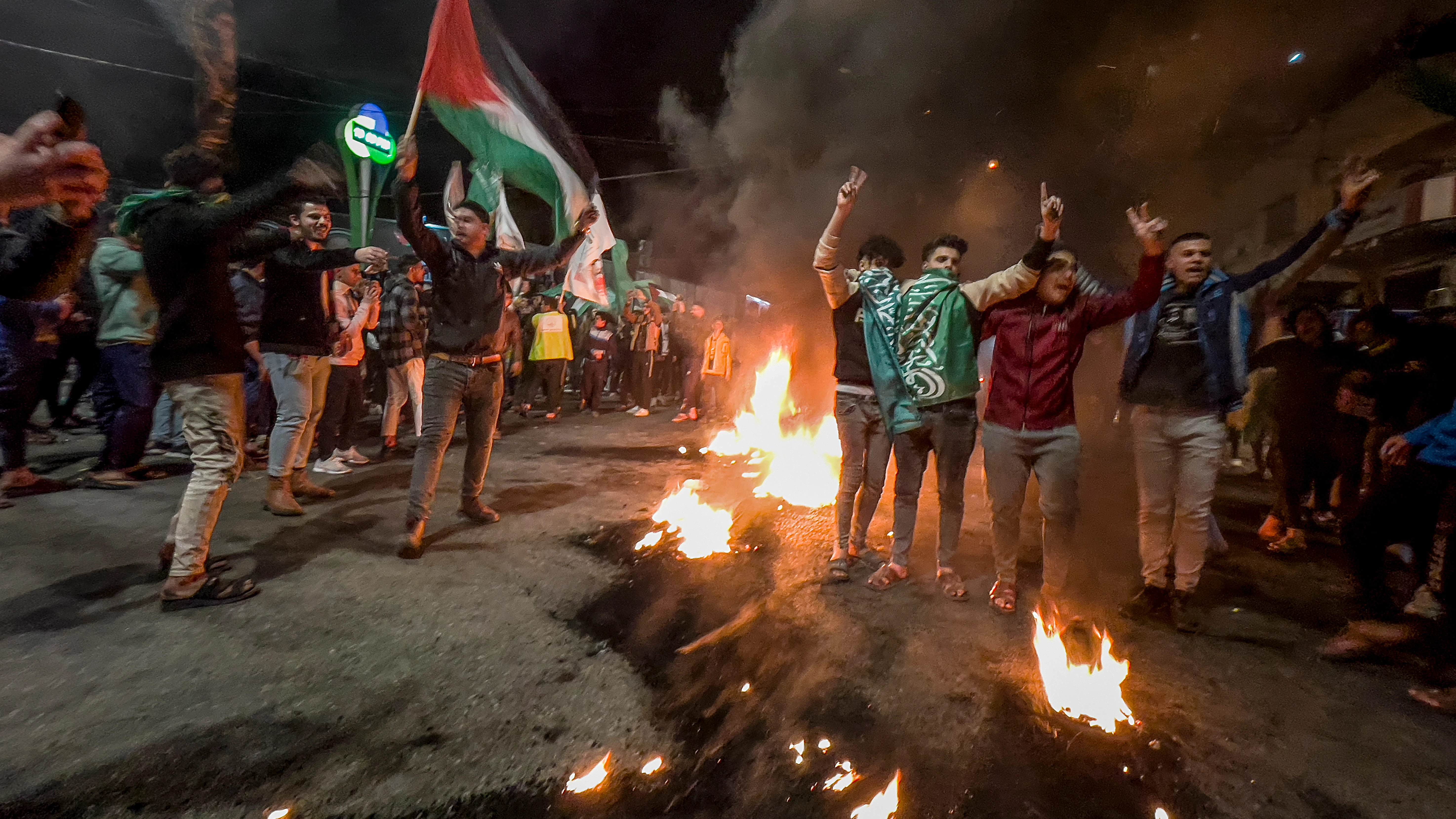 Palestinos celebrando este viernes tras el ataque en una sinagoga en Jerusalén Palestinos celebrando este viernes tras el ataque en una sinagoga en Jerusalén