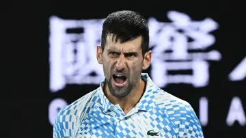 Novak Djokovic celebra un punto en la final del Open de Australia