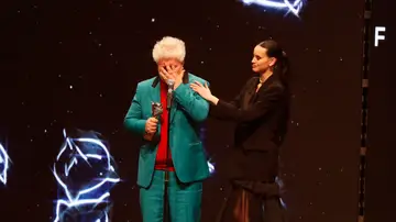 Pedro Almodóvar emocionado al recibir el Premio Audi de Honor en los Premios Feroz 2023 Pedro Almodóvar emocionado al recibir el Premio Audi de Honor en los Premios Feroz 2023