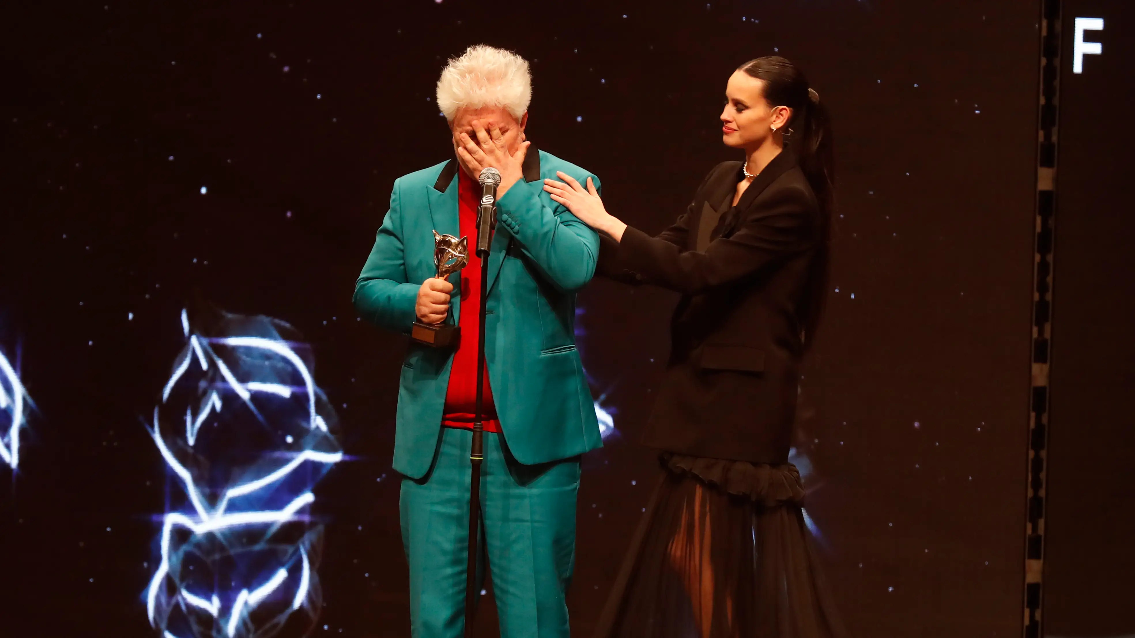 Pedro Almod&oacute;var emocionado al recibir el Premio Audi de Honor en los Premios Feroz 2023