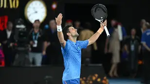 Novak Djokovic celebra su título en la Rod Laver Arena