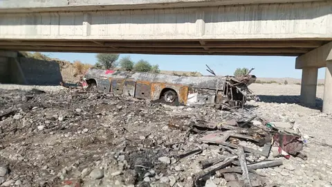 Imagen del autobús en Pakistán tras el accidente Imagen del autobús en Pakistán tras el accidente