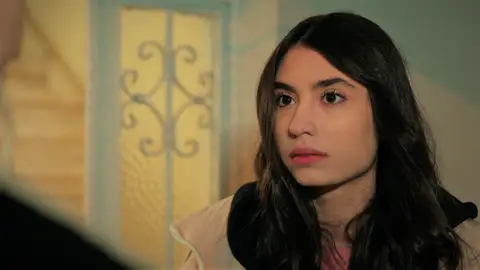 Tolga miente a Cemile para manipularla a su antojo. "Deberías replantearte tu relación con esa gente a la que llamas amigos" Tolga miente a Cemile para manipularla a su antojo. "Deberías replantearte tu relación con esa gente a la que llamas amigos"