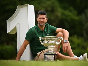 Novak Djokovic posa con su último Open de Australia Novak Djokovic posa con su último Open de Australia