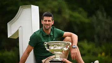 Novak Djokovic posa con su último Open de Australia
