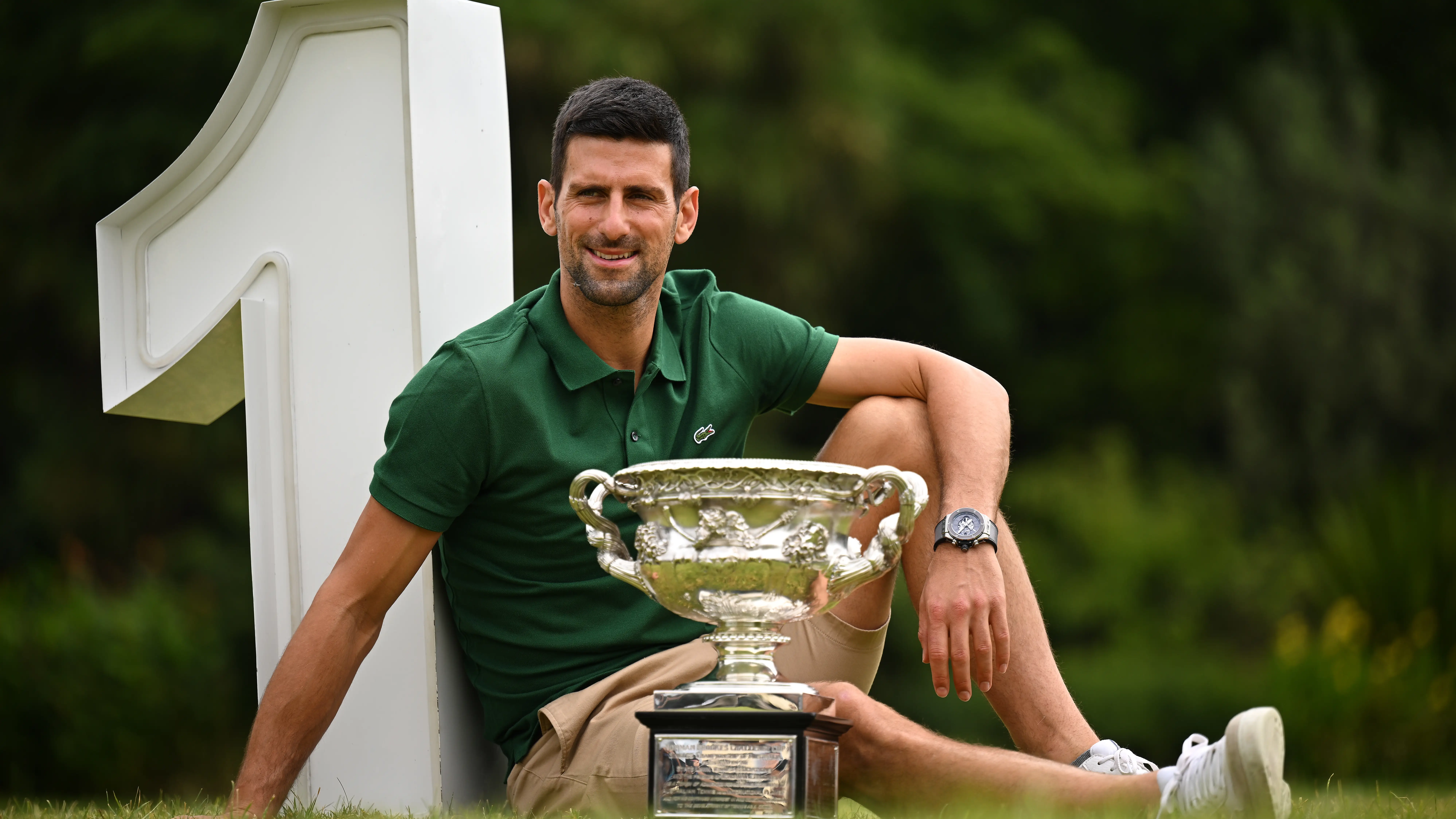 Novak Djokovic posa con su &uacute;ltimo Open de Australia