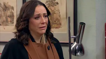 Cristina recibe el cariño de sus amigos mientras su madre se aleja de ella: “Estoy destrozada” Cristina recibe el cariño de sus amigos mientras su madre se aleja de ella: “Estoy destrozada”