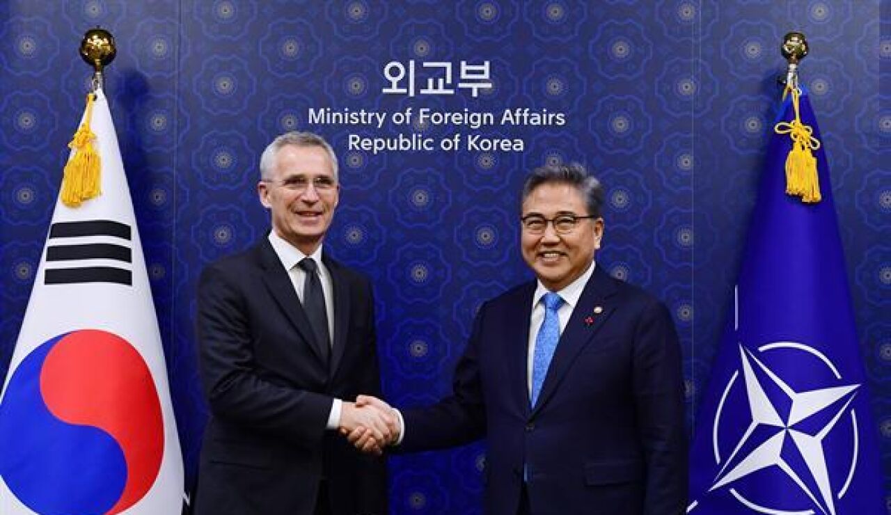 El secretario general de la OTAN, Jens Stoltenberg, con el canciller surcoreano, Park Jin-in.