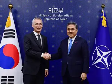 El secretario general de la OTAN, Jens Stoltenberg, con el canciller surcoreano, Park Jin-in. El secretario general de la OTAN, Jens Stoltenberg, con el canciller surcoreano, Park Jin-in.
