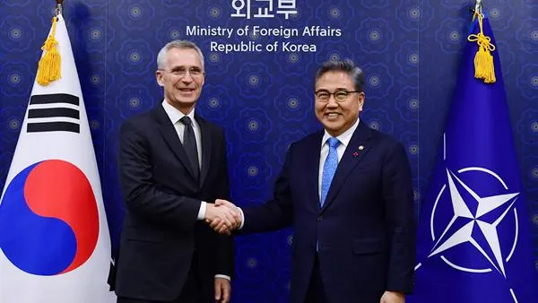 El secretario general de la OTAN, Jens Stoltenberg, con el canciller surcoreano, Park Jin-in. El secretario general de la OTAN, Jens Stoltenberg, con el canciller surcoreano, Park Jin-in.