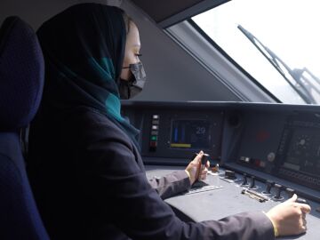 Las primeras mujeres maquinistas de Arabia Saudí se ponen a los mandos del AVE a La Meca