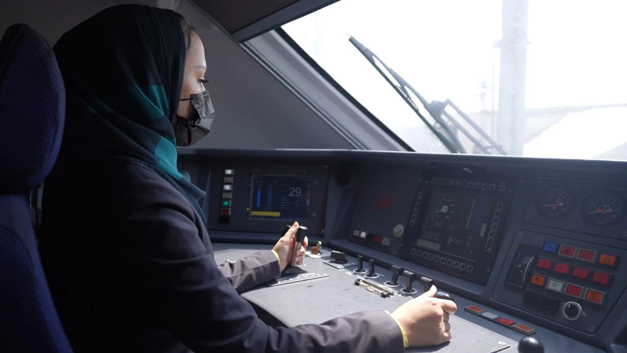 Las primeras mujeres maquinistas de Arabia Saudí se ponen a los mandos del AVE a La Meca Las primeras mujeres maquinistas de Arabia Saudí se ponen a los mandos del AVE a La Meca