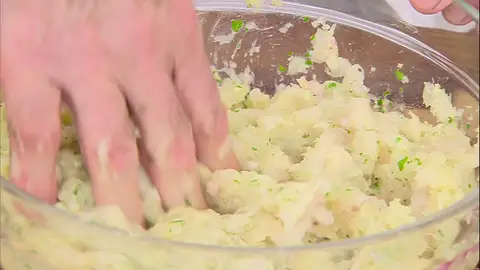 Elabora la masa de las albóndigas Elabora la masa de las albóndigas