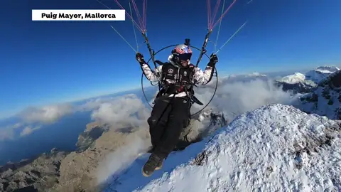 El parapentista Horacio Llorens sobrevuela el Puig Mayor El parapentista Horacio Llorens sobrevuela el Puig Mayor