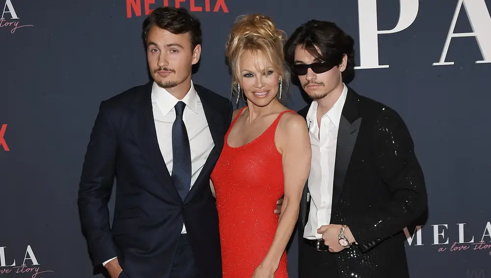 Pamela Anderson con sus hijos, Brandon y Dylan, en el estreno de su documental en Netflix