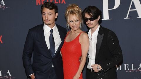 Pamela Anderson con sus hijos, Brandon y Dylan, en el estreno de su documental en Netflix