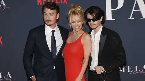 Pamela Anderson con sus hijos, Brandon y Dylan, en el estreno de su documental en Netflix Pamela Anderson con sus hijos, Brandon y Dylan, en el estreno de su documental en Netflix