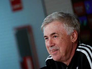 Carlo Ancelotti responde a la prensa en la rueda de prensa en Vadebebas