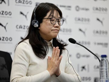 La presidenta del Valencia CF, Layhoon Chan, en rueda de prensa