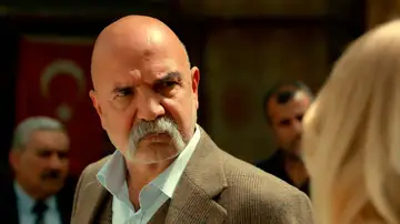 Çolak y Sermin se enfrentan frente a todos: “O te divorcias de Betül o la mantienes como es debido” Çolak y Sermin se enfrentan frente a todos: “O te divorcias de Betül o la mantienes como es debido”