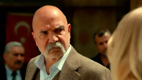 Çolak y Sermin se enfrentan frente a todos: “O te divorcias de Betül o la mantienes como es debido” Çolak y Sermin se enfrentan frente a todos: “O te divorcias de Betül o la mantienes como es debido”